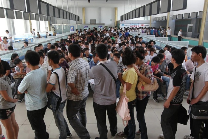 Người nộp đơn xin làm việc tại nhà máy Foxconn ở Trịnh Châu. Ảnh: SCMP Người nộp đơn xin làm việc tại nhà máy Foxconn ở Trịnh Châu. Ảnh: SCMP