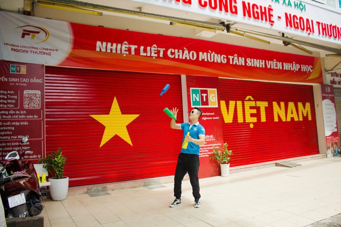 Đà Nẵng: Ngôi trường tiên phong thực hiện “trend” vẽ cờ Tổ quốc- Ảnh 2. Đà Nẵng: Ngôi trường tiên phong thực hiện “trend” vẽ cờ Tổ quốc- Ảnh 2.
