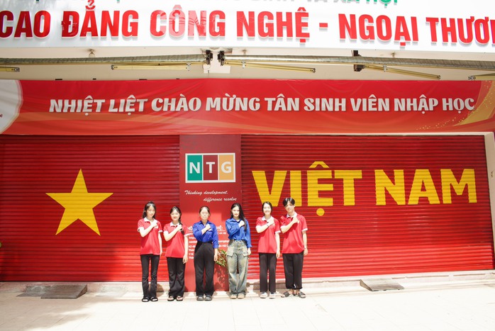 Đà Nẵng: Ngôi trường tiên phong thực hiện “trend” vẽ cờ Tổ quốc- Ảnh 1. Đà Nẵng: Ngôi trường tiên phong thực hiện “trend” vẽ cờ Tổ quốc- Ảnh 1.