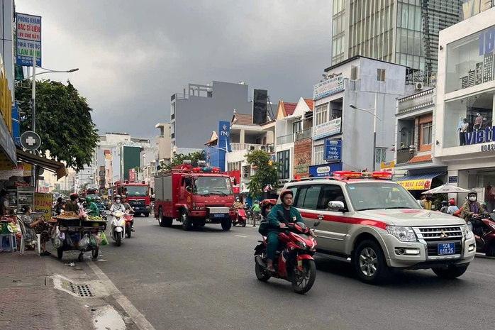Chiều nay, cháy hai căn nhà ở TP HCM- Ảnh 2. Chiều nay, cháy hai căn nhà ở TP HCM- Ảnh 2.