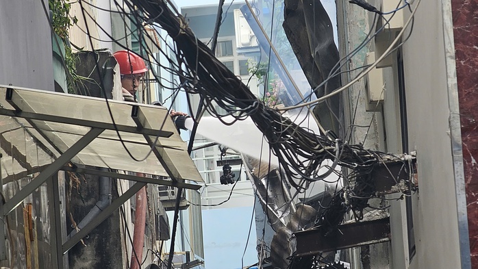 Chiều nay, cháy hai căn nhà ở TP HCM- Ảnh 1. Chiều nay, cháy hai căn nhà ở TP HCM- Ảnh 1.