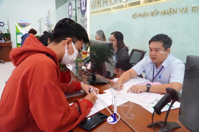 Người dân làm thủ tục nhà đất tại Chi nhánh Văn phòng Đăng ký đất đai TP Thủ Đức, TP HCM Người dân làm thủ tục nhà đất tại Chi nhánh Văn phòng Đăng ký đất đai TP Thủ Đức, TP HCM