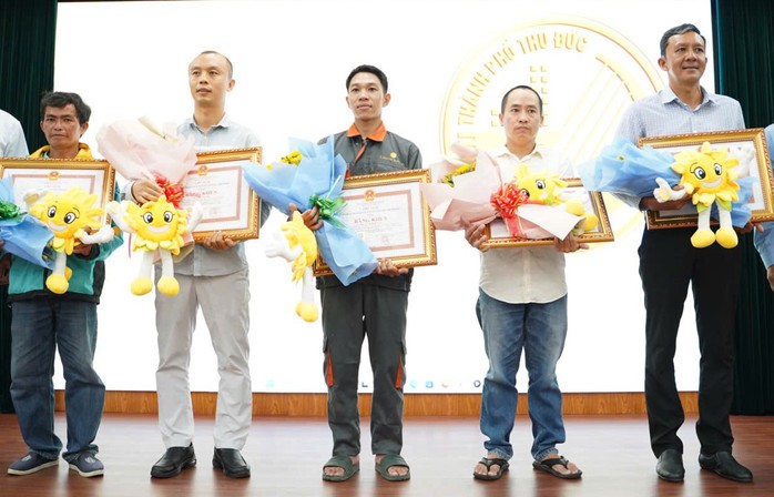 UBND TP HCM khen thưởng 5 người tham gia cứu nạn trong vụ tai nạn ở cầu Phú Mỹ hôm 8-8 Ảnh: Anh Vũ UBND TP HCM khen thưởng 5 người tham gia cứu nạn trong vụ tai nạn ở cầu Phú Mỹ hôm 8-8 Ảnh: Anh Vũ