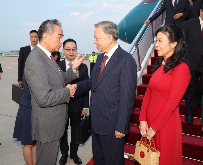 Tổng Bí thư, Chủ tịch nước Tô Lâm và phu nhân cùng đoàn đại biểu cấp cao Việt Nam đến Bắc Kinh chiều 18-8 trong sự chào đón nồng nhiệt của Ủy viên Bộ Chính trị, Chủ nhiệm Văn phòng Ủy ban Công tác đối ngoại Trung ương, Bộ trưởng Bộ Ngoại giao Trung Quốc Vương Nghị Ảnh: TTXVN Tổng Bí thư, Chủ tịch nước Tô Lâm và phu nhân cùng đoàn đại biểu cấp cao Việt Nam đến Bắc Kinh chiều 18-8 trong sự chào đón nồng nhiệt của Ủy viên Bộ Chính trị, Chủ nhiệm Văn phòng Ủy ban Công tác đối ngoại Trung ương, Bộ trưởng Bộ Ngoại giao Trung Quốc Vương Nghị Ảnh: TTXVN