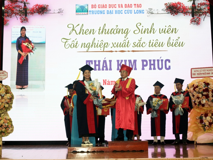 751 tân cử nhân Trường ĐH Cửu Long đón tin vui- Ảnh 2. 751 tân cử nhân Trường ĐH Cửu Long đón tin vui- Ảnh 2.