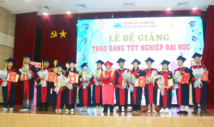 751 tân cử nhân Trường ĐH Cửu Long đón tin vui- Ảnh 3. 751 tân cử nhân Trường ĐH Cửu Long đón tin vui- Ảnh 3.