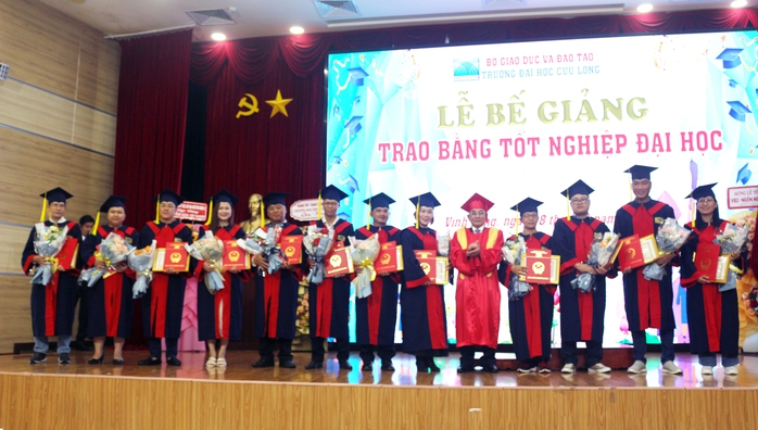 751 tân cử nhân Trường ĐH Cửu Long đón tin vui- Ảnh 5. 751 tân cử nhân Trường ĐH Cửu Long đón tin vui- Ảnh 5.