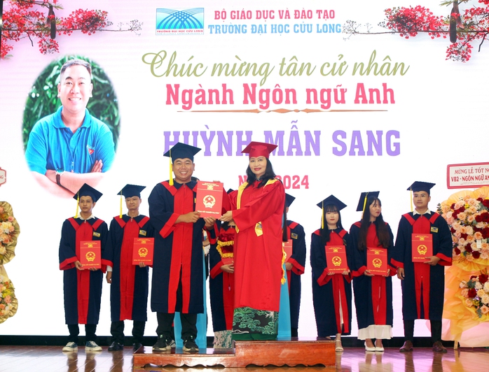 751 tân cử nhân Trường ĐH Cửu Long đón tin vui- Ảnh 7. 751 tân cử nhân Trường ĐH Cửu Long đón tin vui- Ảnh 7.