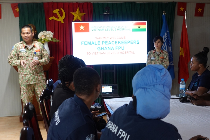 Bệnh viện dã chiến "mũ nồi xanh" khám sức khỏe các nữ cảnh sát Ghana- Ảnh 4. Bệnh viện dã chiến "mũ nồi xanh" khám sức khỏe các nữ cảnh sát Ghana- Ảnh 4.