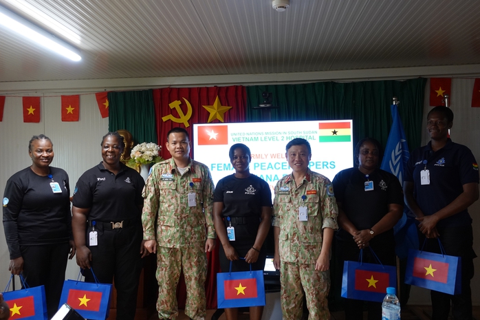 Bệnh viện dã chiến "mũ nồi xanh" khám sức khỏe các nữ cảnh sát Ghana- Ảnh 3. Bệnh viện dã chiến "mũ nồi xanh" khám sức khỏe các nữ cảnh sát Ghana- Ảnh 3.