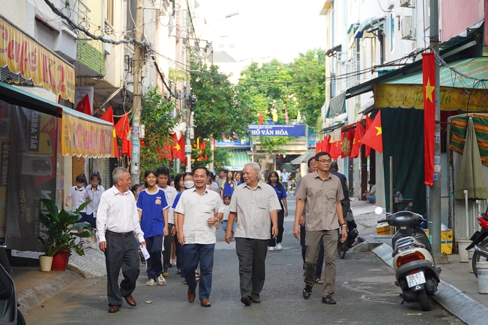TP HCM: Khánh thành “Đường cờ Tổ quốc” tại phường Hoà Thạnh, quận Tân Phú- Ảnh 1. TP HCM: Khánh thành “Đường cờ Tổ quốc” tại phường Hoà Thạnh, quận Tân Phú- Ảnh 1.