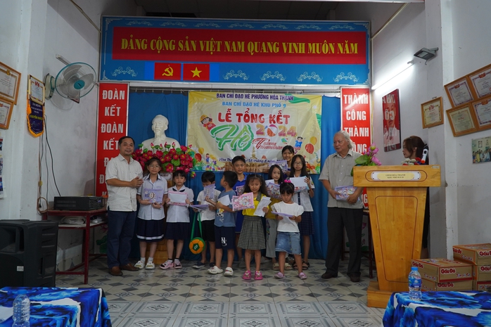 TP HCM: Khánh thành “Đường cờ Tổ quốc” tại phường Hoà Thạnh, quận Tân Phú- Ảnh 3. TP HCM: Khánh thành “Đường cờ Tổ quốc” tại phường Hoà Thạnh, quận Tân Phú- Ảnh 3.