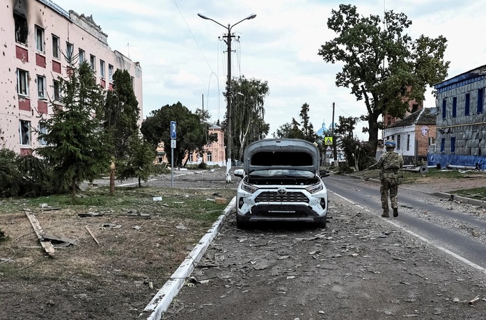 Lính Ukraine đi tuần ở thị trấn Sudzha, tỉnh Kursk, Nga. Ảnh: Reuters Lính Ukraine đi tuần ở thị trấn Sudzha, tỉnh Kursk, Nga. Ảnh: Reuters