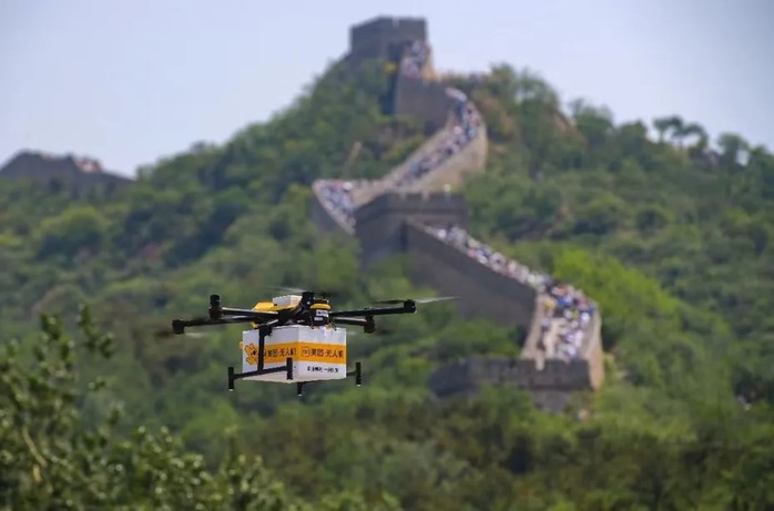Drone vận chuyển hàng hóa cho khách du lịch tham quan Vạn Lý Trường Thành. Ảnh: Nhân dân Nhật báo Drone vận chuyển hàng hóa cho khách du lịch tham quan Vạn Lý Trường Thành. Ảnh: Nhân dân Nhật báo