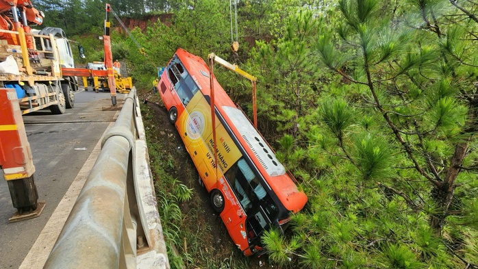 Lâm Đồng: Xe khách chở 11 hành khách lao xuống cầu- Ảnh 1. Lâm Đồng: Xe khách chở 11 hành khách lao xuống cầu- Ảnh 1.
