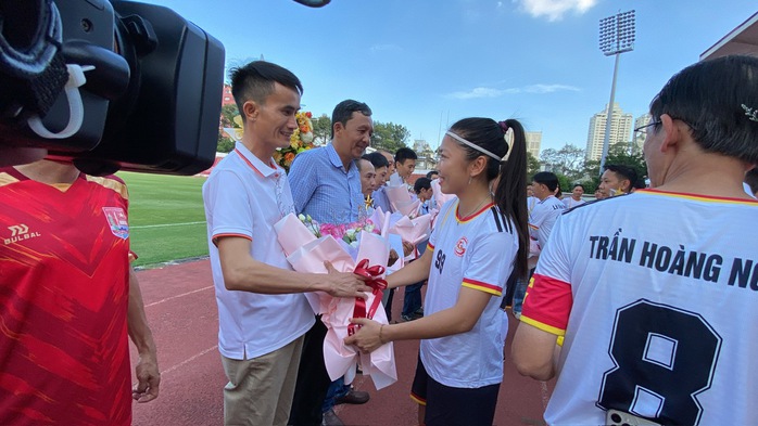 Trận bóng đá vinh danh những người hùng- Ảnh 5. Trận bóng đá vinh danh những người hùng- Ảnh 5.