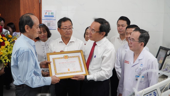 Bí thư Thành ủy Nguyễn Văn Nên trao huy hiệu Đảng cho đảng viên 100 tuổi- Ảnh 1. Bí thư Thành ủy Nguyễn Văn Nên trao huy hiệu Đảng cho đảng viên 100 tuổi- Ảnh 1.