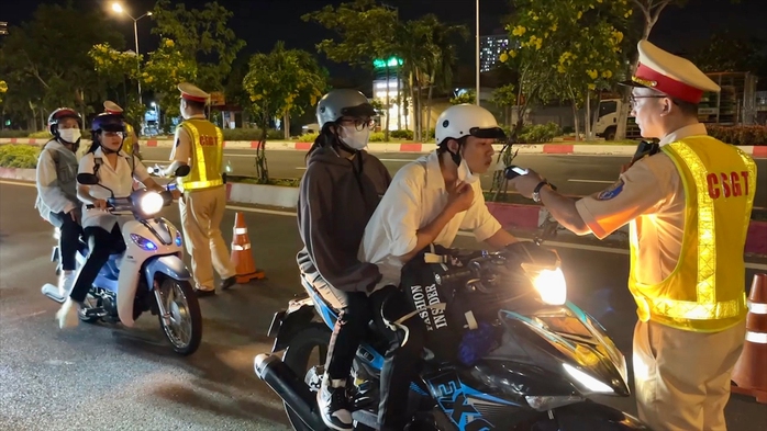 Tổng lực kiểm tra nồng độ cồn- Ảnh 1. Tổng lực kiểm tra nồng độ cồn- Ảnh 1.
