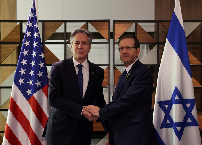 Tổng thống Israel Isaac Herzog (phải) và Ngoại trưởng Mỹ Antony Blinken tại TP Tel Aviv ngày 19-8 Ảnh: REUTERS Tổng thống Israel Isaac Herzog (phải) và Ngoại trưởng Mỹ Antony Blinken tại TP Tel Aviv ngày 19-8 Ảnh: REUTERS