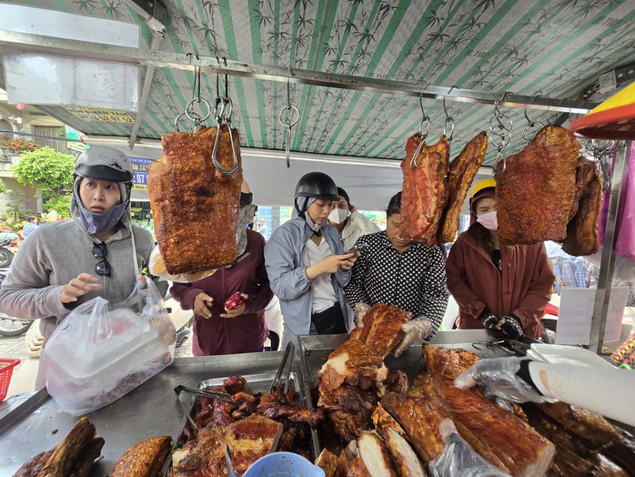 Heo quay, vịt quay cháy hàng trong ngày cúng cô hồn lớn nhất năm- Ảnh 11. Heo quay, vịt quay cháy hàng trong ngày cúng cô hồn lớn nhất năm- Ảnh 11.
