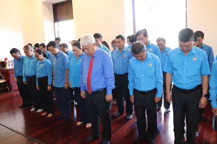 Cán bộ Công đoàn TP HCM dâng hương tưởng niệm Bác Hồ, Bác Tôn- Ảnh 1. Cán bộ Công đoàn TP HCM dâng hương tưởng niệm Bác Hồ, Bác Tôn- Ảnh 1.