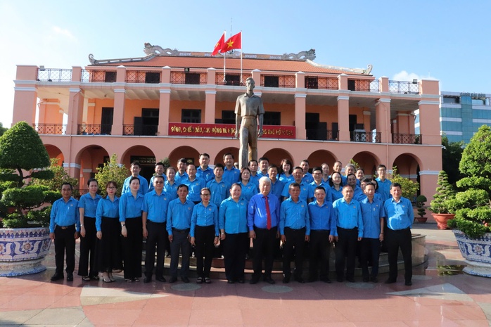Cán bộ Công đoàn TP HCM dâng hương tưởng niệm Bác Hồ, Bác Tôn- Ảnh 2. Cán bộ Công đoàn TP HCM dâng hương tưởng niệm Bác Hồ, Bác Tôn- Ảnh 2.