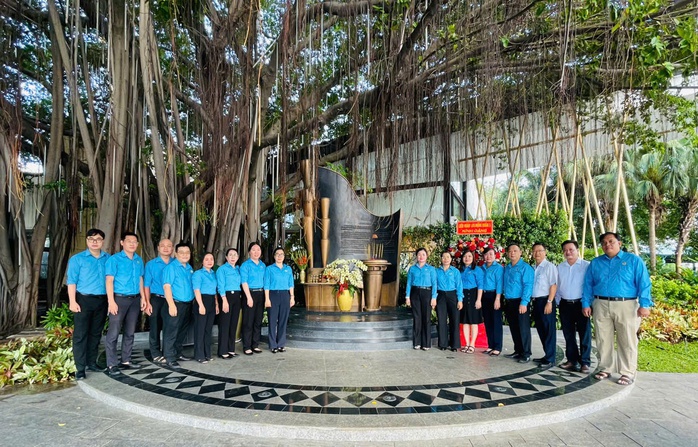 Cán bộ Công đoàn TP HCM dâng hương tưởng niệm Bác Hồ, Bác Tôn- Ảnh 5. Cán bộ Công đoàn TP HCM dâng hương tưởng niệm Bác Hồ, Bác Tôn- Ảnh 5.