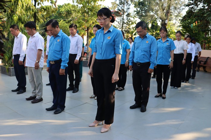 Cán bộ Công đoàn TP HCM dâng hương tưởng niệm Bác Hồ, Bác Tôn- Ảnh 6. Cán bộ Công đoàn TP HCM dâng hương tưởng niệm Bác Hồ, Bác Tôn- Ảnh 6.