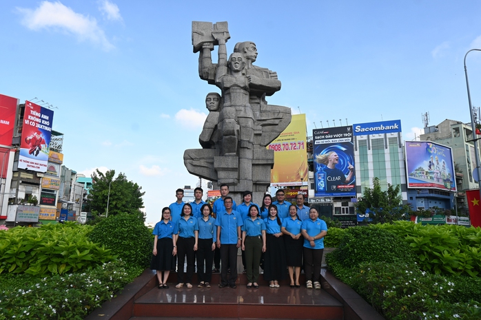 Cán bộ Công đoàn TP HCM dâng hương tưởng niệm Bác Hồ, Bác Tôn- Ảnh 7. Cán bộ Công đoàn TP HCM dâng hương tưởng niệm Bác Hồ, Bác Tôn- Ảnh 7.