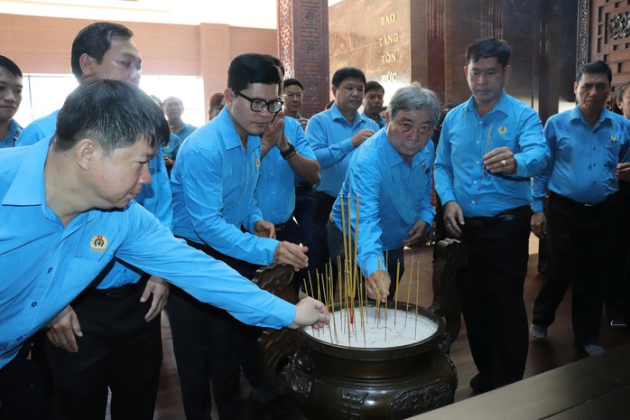 Cán bộ Công đoàn TP HCM dâng hương tưởng niệm Bác Hồ, Bác Tôn- Ảnh 3. Cán bộ Công đoàn TP HCM dâng hương tưởng niệm Bác Hồ, Bác Tôn- Ảnh 3.