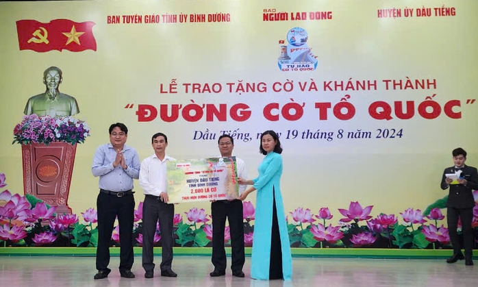 Cờ Tổ quốc tung bay trên đường hoa vàng rực rỡ ở Bình Dương- Ảnh 1. Cờ Tổ quốc tung bay trên đường hoa vàng rực rỡ ở Bình Dương- Ảnh 1.