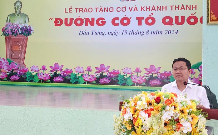 Cờ Tổ quốc tung bay trên đường hoa vàng rực rỡ ở Bình Dương- Ảnh 3. Cờ Tổ quốc tung bay trên đường hoa vàng rực rỡ ở Bình Dương- Ảnh 3.
