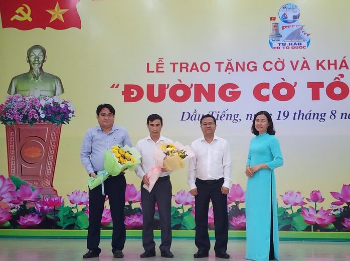 Cờ Tổ quốc tung bay trên đường hoa vàng rực rỡ ở Bình Dương- Ảnh 4. Cờ Tổ quốc tung bay trên đường hoa vàng rực rỡ ở Bình Dương- Ảnh 4.