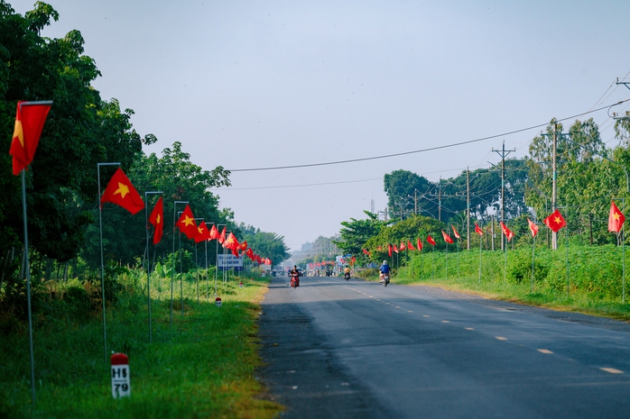 Cờ Tổ quốc tung bay trên tuyến đường dẫn vào di tích lịch sử ở Tây Ninh- Ảnh 3. Cờ Tổ quốc tung bay trên tuyến đường dẫn vào di tích lịch sử ở Tây Ninh- Ảnh 3.