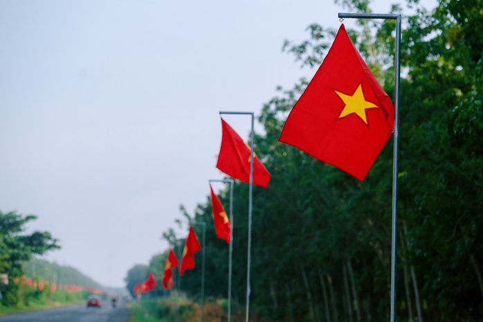 Cờ Tổ quốc tung bay trên tuyến đường dẫn vào di tích lịch sử ở Tây Ninh- Ảnh 4. Cờ Tổ quốc tung bay trên tuyến đường dẫn vào di tích lịch sử ở Tây Ninh- Ảnh 4.