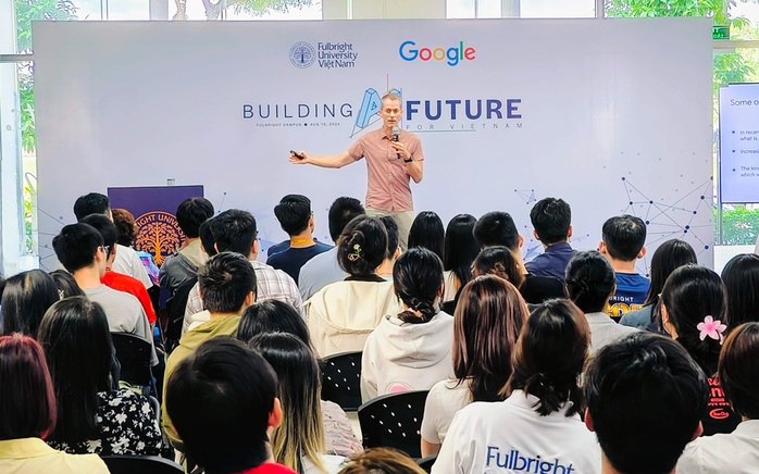 Ông Jeff Dean - Phó Chủ tịch kiêm Chief Scientist - Nhà khoa học đứng đầu Google DeepMind & Google Research trong trong buổi giao lưu của Jeff Dean với sinh viên Fulbright và những người đam mê AI Ông Jeff Dean - Phó Chủ tịch kiêm Chief Scientist - Nhà khoa học đứng đầu Google DeepMind & Google Research trong trong buổi giao lưu của Jeff Dean với sinh viên Fulbright và những người đam mê AI