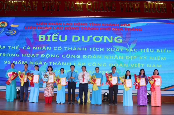 LĐLĐ Nha Trang tổ chức nhiều hoạt động hướng về người lao động
- Ảnh 5. LĐLĐ Nha Trang tổ chức nhiều hoạt động hướng về người lao động
- Ảnh 5.
