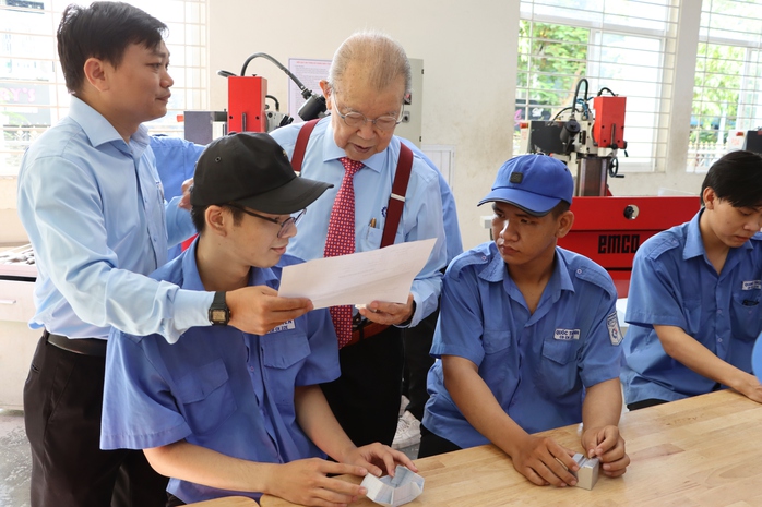Xúc động những câu chuyện về thầy Võ Tòng Xuân ở trường xưa- Ảnh 2. Xúc động những câu chuyện về thầy Võ Tòng Xuân ở trường xưa- Ảnh 2.