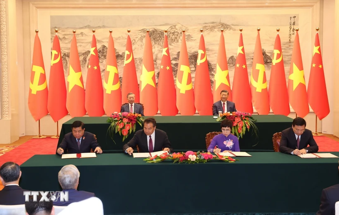 Việt Nam-Trung Quốc ký kết 14 văn kiện hợp tác giữa bộ, ngành và địa phương- Ảnh 2. Việt Nam-Trung Quốc ký kết 14 văn kiện hợp tác giữa bộ, ngành và địa phương- Ảnh 2.