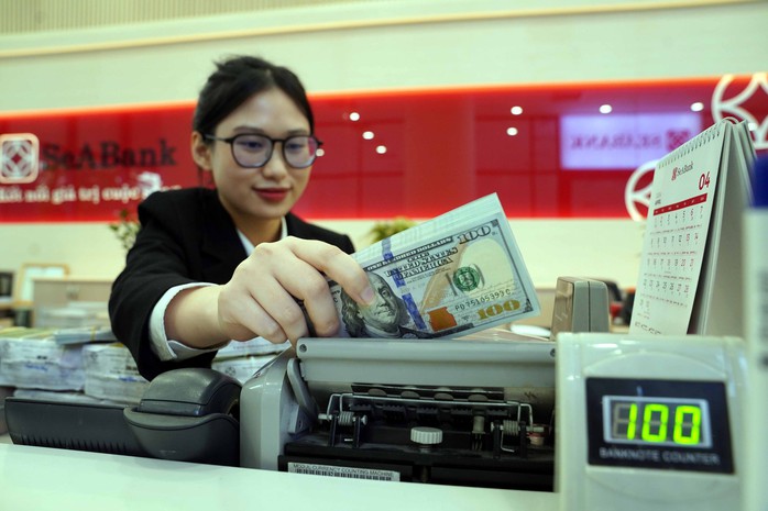 Diễn biến lạ giữa giá USD ngân hàng và thị trường tự do- Ảnh 1. Diễn biến lạ giữa giá USD ngân hàng và thị trường tự do- Ảnh 1.