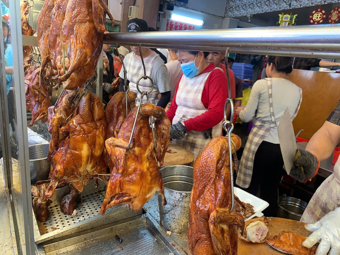 Heo quay, vịt quay cháy hàng trong ngày cúng cô hồn lớn nhất năm- Ảnh 4. Heo quay, vịt quay cháy hàng trong ngày cúng cô hồn lớn nhất năm- Ảnh 4.