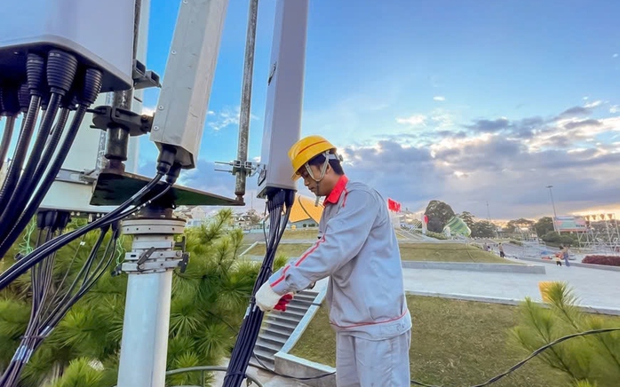 Công nghệ 5G SA – 5G độc lập sẽ thúc đẩy sự phát triển của hệ sinh thái 5G, tạo điều kiện và thúc đẩy chuyển dịch sang các công nghệ hiện đại tại Việt Nam, mở ra cơ hội cung cấp nhiều ứng dụng mới giúp giải quyết các thách thức cho người dùng và doanh nghiệp. Công nghệ 5G SA – 5G độc lập sẽ thúc đẩy sự phát triển của hệ sinh thái 5G, tạo điều kiện và thúc đẩy chuyển dịch sang các công nghệ hiện đại tại Việt Nam, mở ra cơ hội cung cấp nhiều ứng dụng mới giúp giải quyết các thách thức cho người dùng và doanh nghiệp.