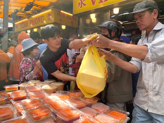 Heo quay, vịt quay cháy hàng trong ngày cúng cô hồn lớn nhất năm- Ảnh 7. Heo quay, vịt quay cháy hàng trong ngày cúng cô hồn lớn nhất năm- Ảnh 7.