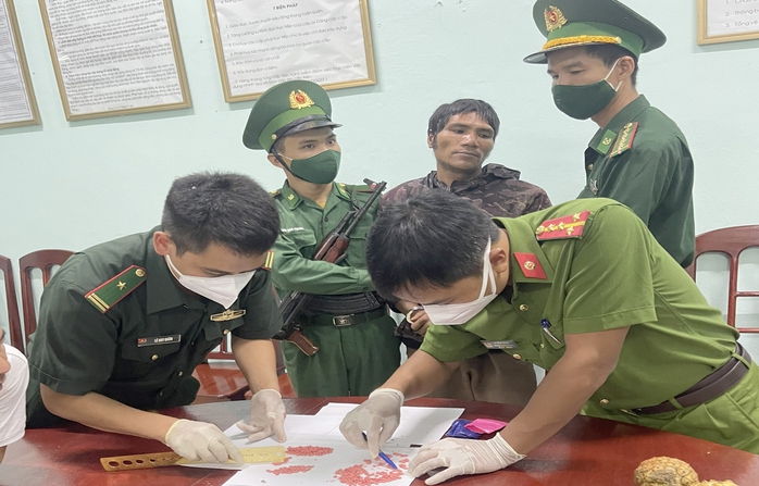 Bắt người nước ngoài "ôm" 5 quả dứa gai qua biên giới, phát hiện điều không ngờ- Ảnh 1. Bắt người nước ngoài "ôm" 5 quả dứa gai qua biên giới, phát hiện điều không ngờ- Ảnh 1.