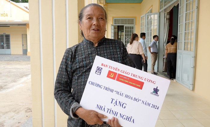 Bà Huỳnh Thị Mai vui mừng trong ngày nhận chi phí hỗ trợ xây nhà tình nghĩa từ các đơn vị tài trợ Bà Huỳnh Thị Mai vui mừng trong ngày nhận chi phí hỗ trợ xây nhà tình nghĩa từ các đơn vị tài trợ