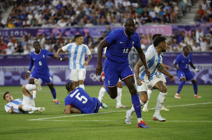 Hình ảnh xấu xí sau trận Pháp loại Argentina, vào bán kết Olympic 2024- Ảnh 2. Hình ảnh xấu xí sau trận Pháp loại Argentina, vào bán kết Olympic 2024- Ảnh 2.