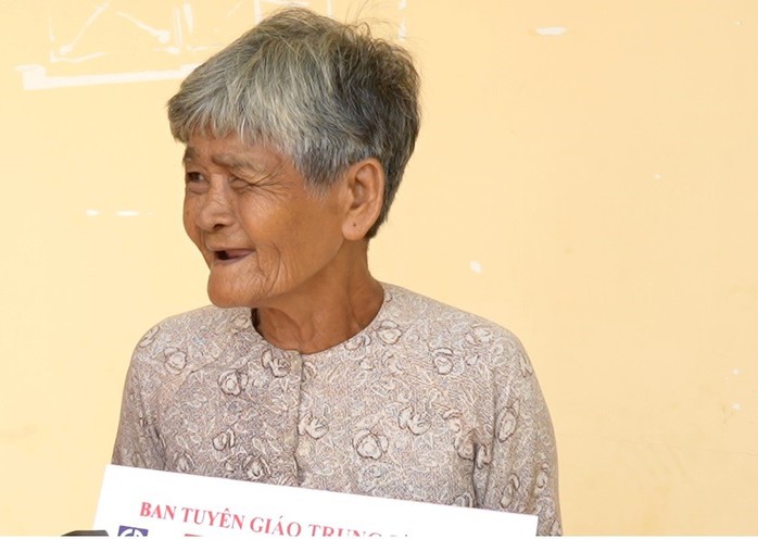 Bà Nguyễn Thị Liêm, 79 tuổi, hồ hởi chia sẻ niềm vui trong buổi nhận chi phí hỗ trợ xây nhà tình nghĩa Bà Nguyễn Thị Liêm, 79 tuổi, hồ hởi chia sẻ niềm vui trong buổi nhận chi phí hỗ trợ xây nhà tình nghĩa