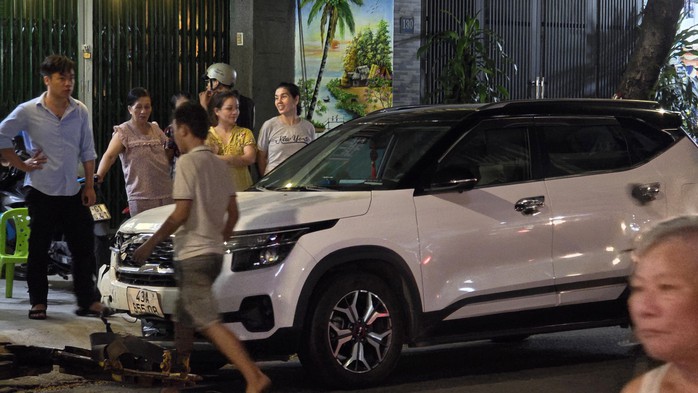 CLIP: Ô tô mất lái tông 6 xe máy ở trung tâm Đà Nẵng- Ảnh 1. CLIP: Ô tô mất lái tông 6 xe máy ở trung tâm Đà Nẵng- Ảnh 1.