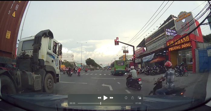 TP HCM: Tước giấy phép lái xe 1 tài xế xe buýt từ clip trên mạng xã hội- Ảnh 1. TP HCM: Tước giấy phép lái xe 1 tài xế xe buýt từ clip trên mạng xã hội- Ảnh 1.