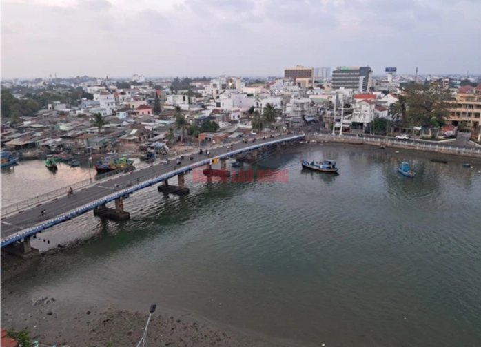 Du lịch "chui" bằng tàu cá trên sông Cà Ty- Ảnh 2. Du lịch "chui" bằng tàu cá trên sông Cà Ty- Ảnh 2.